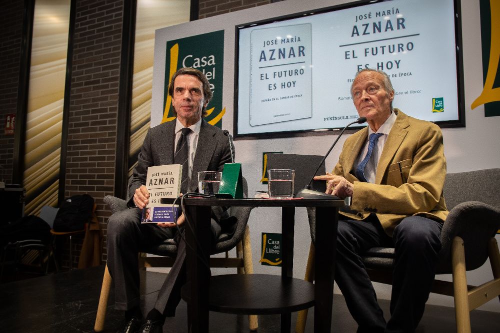 José María Aznar presenta su libro "El futuro es hoy" en Barcelona junto al presidente de la Fundación Iberoamericana Empresarial, Josep Piqué.