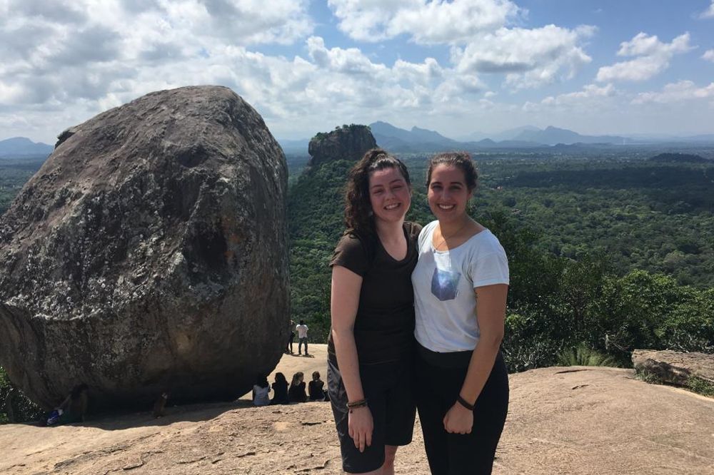 Aneira (i) y Paula durante su visita a la roca de Pirudangala, en Sri Lanka.