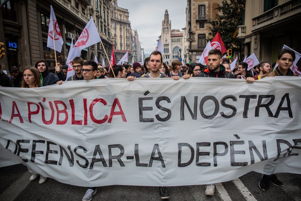Manifestación de estudiantes y profesores en Barcelona. El presidente del TSJC reconoce que el ambiente en Cataluña no es el más propicio para ejercer la judicatura.