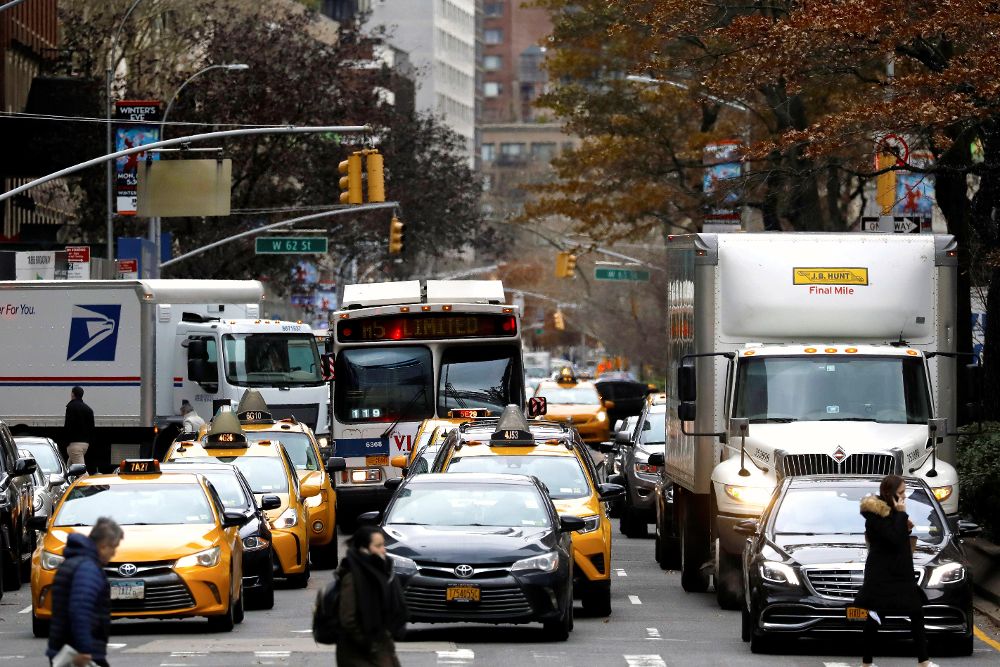 Vista del tráfico en el centro de Manhattan, en la ciudad de Nueva York, Nueva York (EE. UU.).