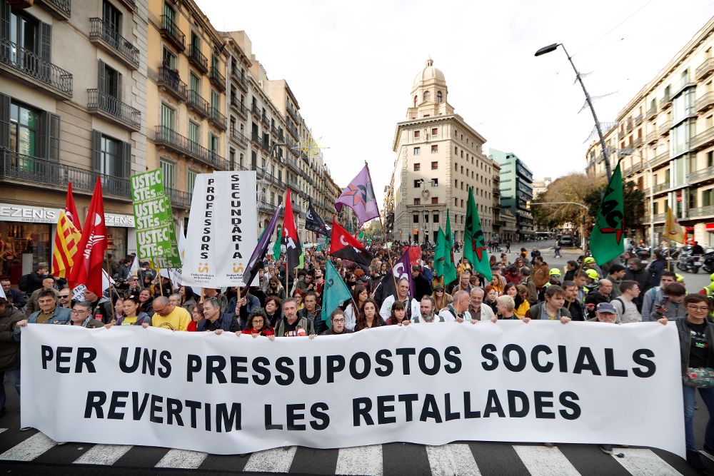 Miles de trabajadores públicos de la Generalitat -médicos y personal sanitario, profesores, bomberos y asistentes sociales, entre otros-, y estudiantes universitarios y de secundaria se manifiestan en Barcelona.