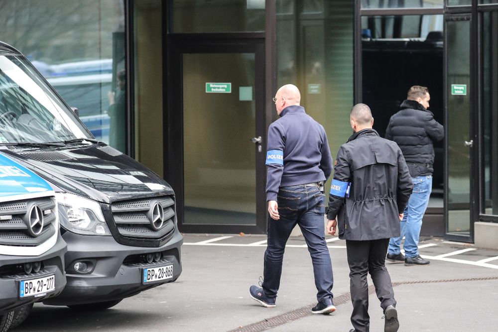 La policía entra en la sede de Deutsche Bank en Fráncfort, Alemania, hoy 29 de noviembre.