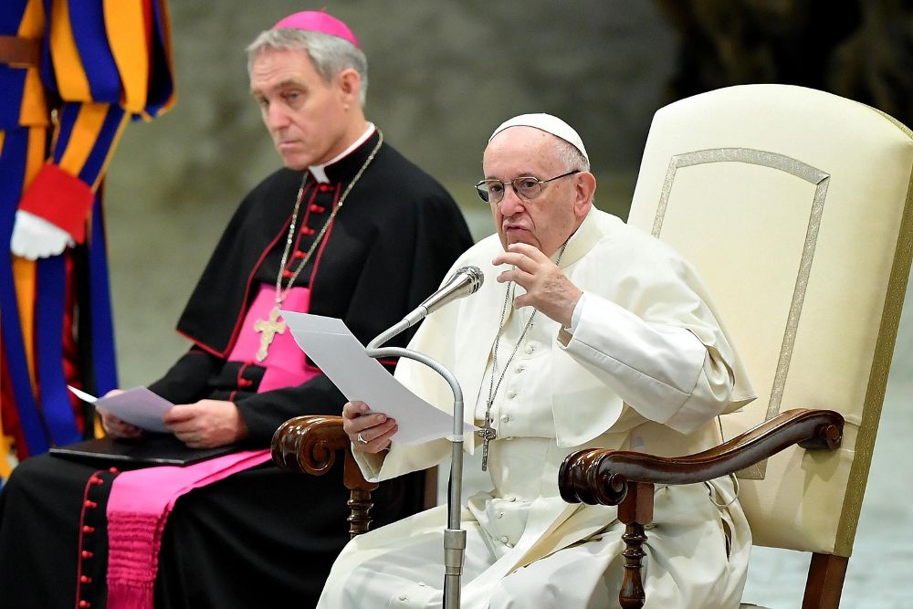 El papa Francisco, junto al arzobispo alemán Georg Gaenswein, preside su audiencia general de los miércoles en el Aula Pablo VI en el Vaticano.