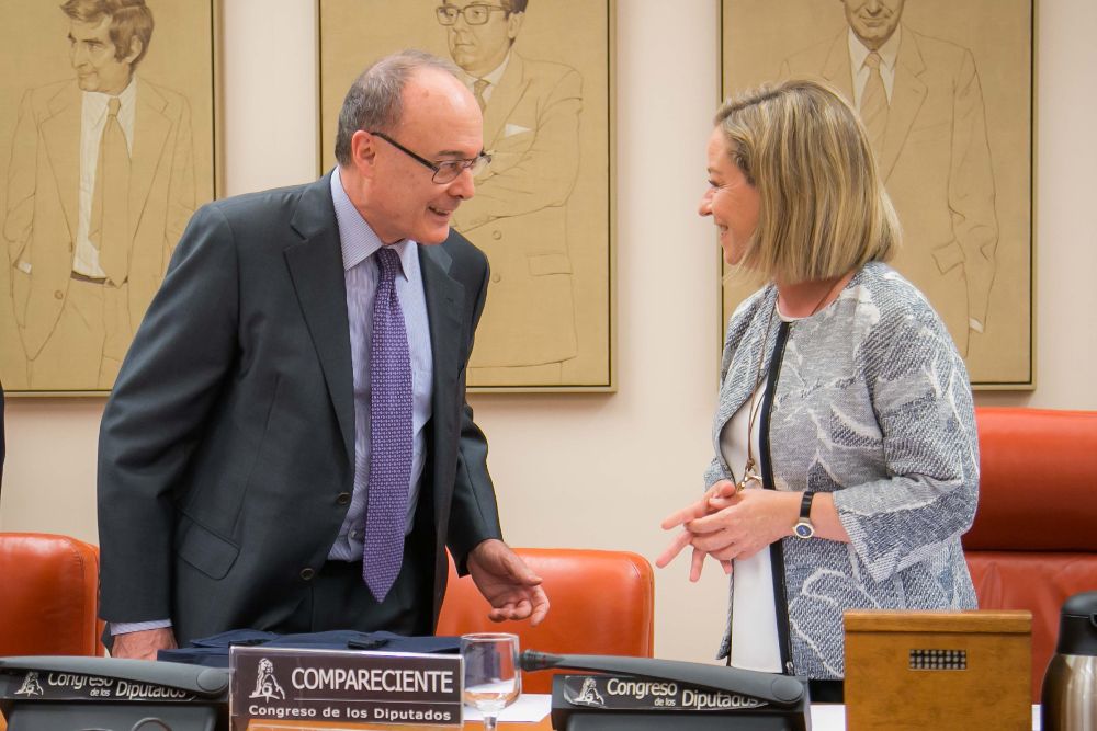 El gobernador del Banco de España, Luis María Linde, y la diputada Ana Oramas en la comisión que investiga en el Congreso la crisis económica, el rescate bancario y la quiebra de las cajas de ahorro.