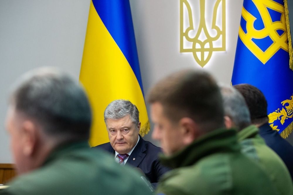 Petro Poroshenko, en una reunión con mandos militares.