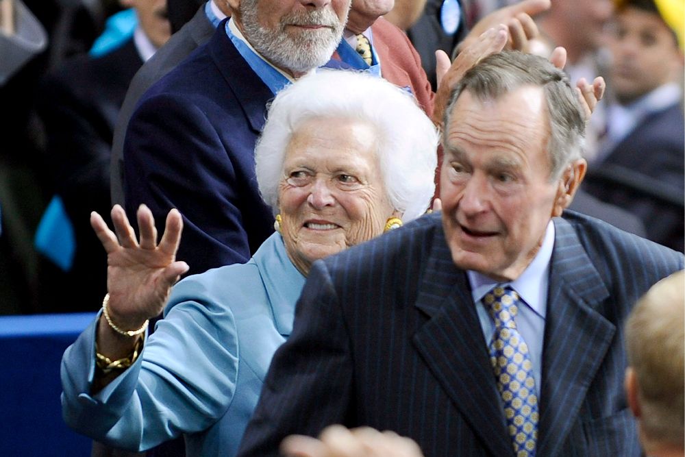 George H.W. Bush y su esposa, Barbara Bush.