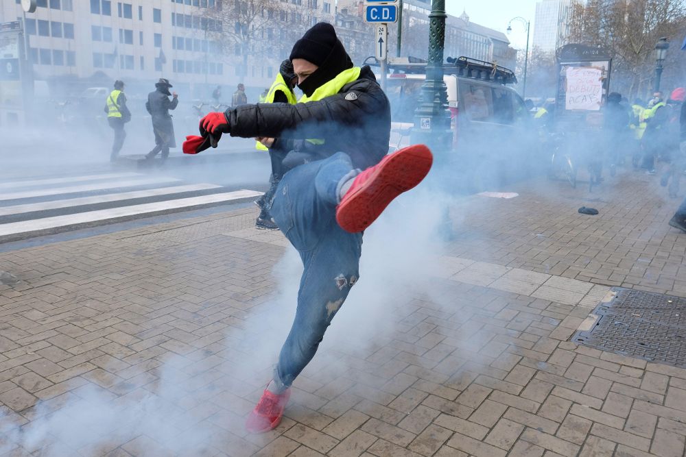 Un manifestante del colectivo "chalecos amarillos" ayer, en Bruselas (Bélgica).