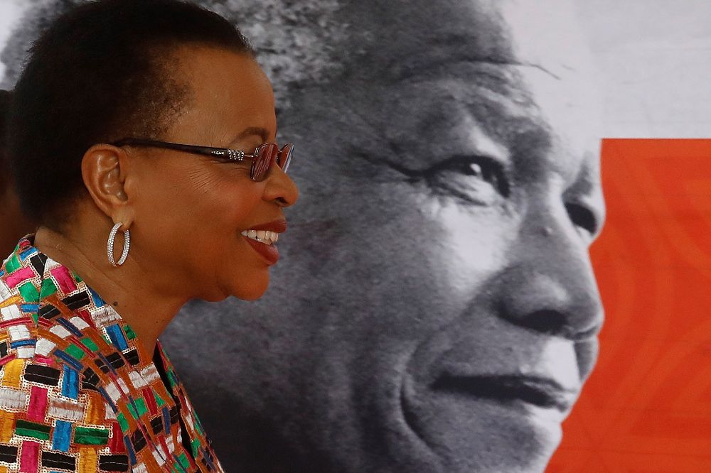 Graça Machel, viuda de Nelson Mandela, sonríe a su llegada al evento Is'thunzi Sabafazi (Dignidad de las Mujeres) en Soweto, Johannesburgo (Sudáfrica) el 29 de noviembre de 2018.