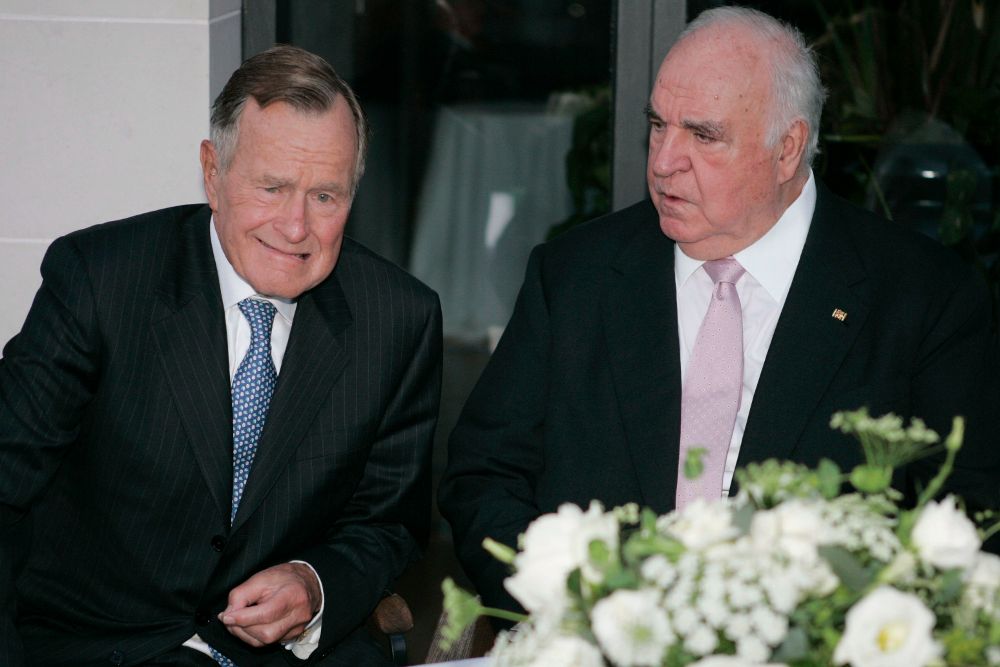 George H.W. Bush con Helmut Kohl (d).