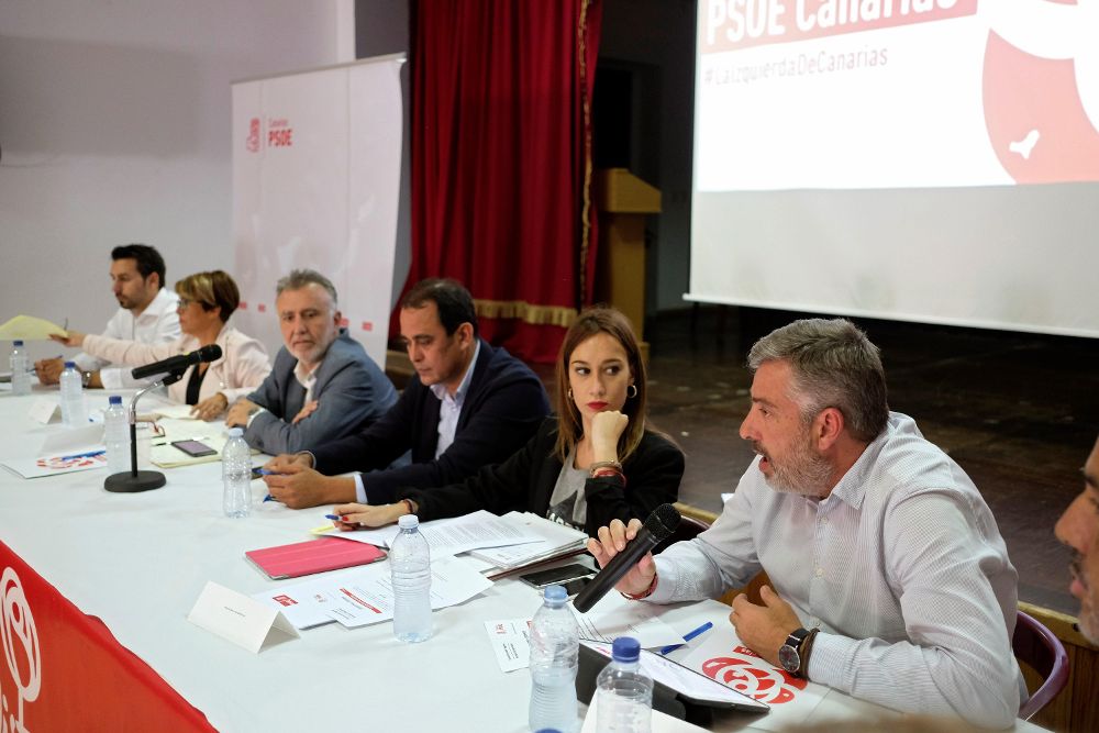 El secretario general del PSOE de Canarias, Ángel Víctor Torres (3i), junto al vicepresidente y consejero de Turismo del Cabildo de Fuerteventura, Blas Acosta (3d).
