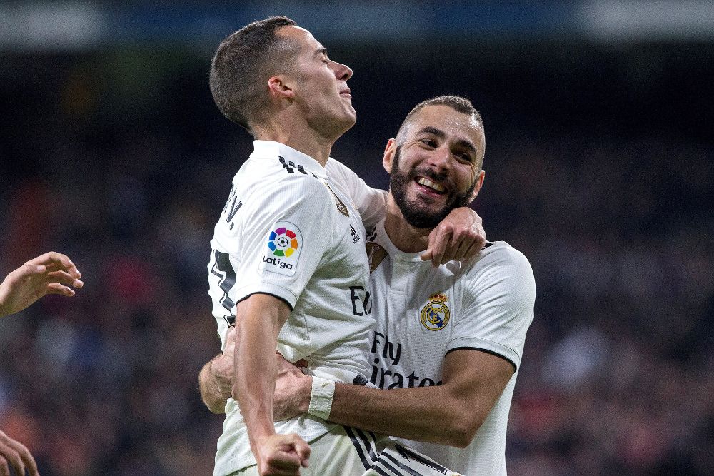 Los jugadores del Real Madrid, Lucas Vázquez (i) y el francés Karim Benzema, celebran el segundo gol del equipo blanco.
