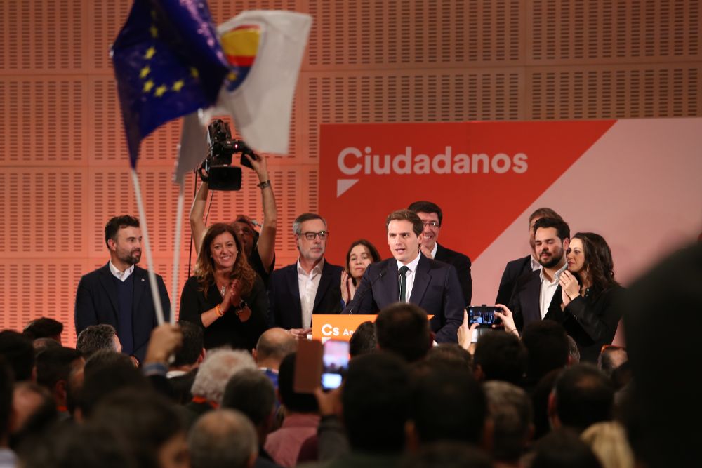 El portavoz de Ciudadanos en Andalucía y candidato a la Presidencia de la Junta, Juan Marín, junto a Inés Arrimadas en rueda de prensa.