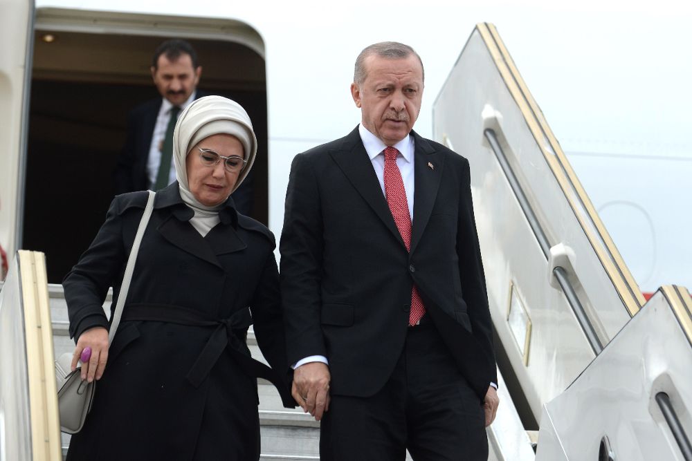 Recep Tayyip Erdogan (d), y su esposa, Emine.
