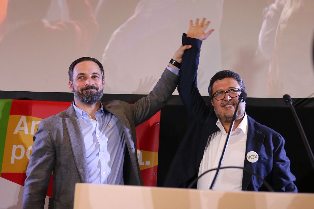 El presidente de VOX, Santiago Abascal, y el candidato a la presidencia de la Junta de Andalucía, Francisco Serrano.