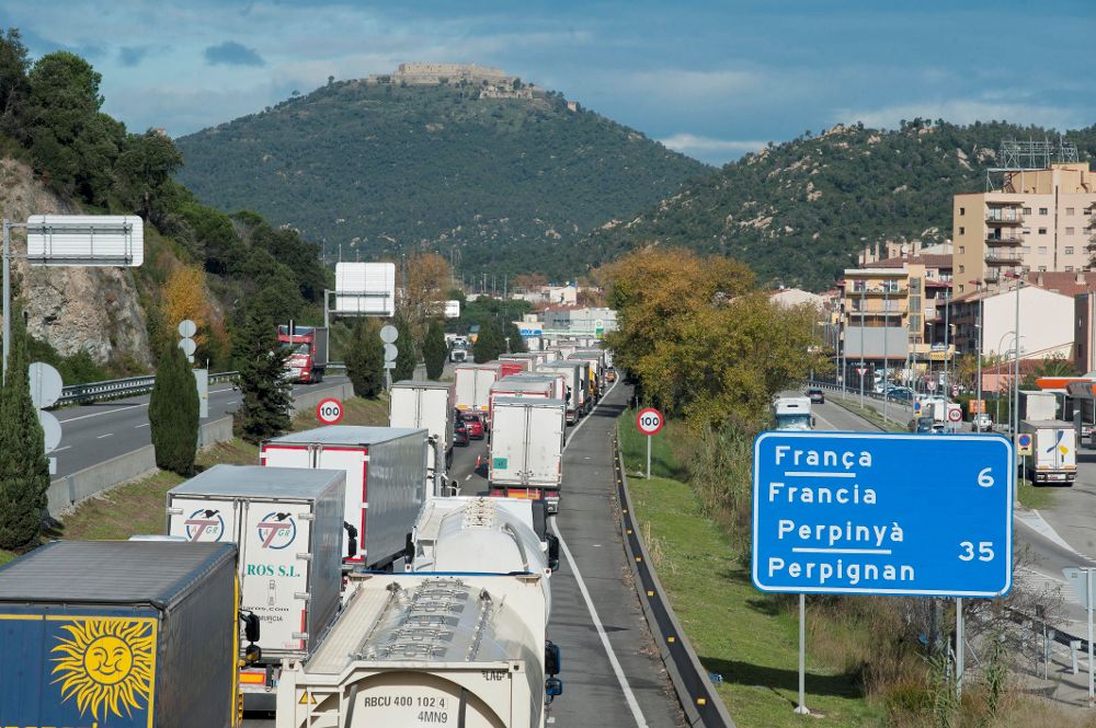 Aspecto de las colas en la frontera con Francia, que alcanzan los 14 kilómetros debidas a las protestas en Francia por el alza del precio de los carburantes.