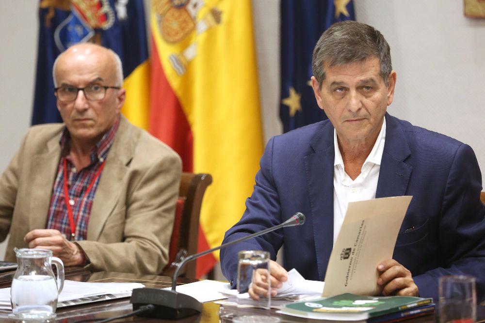 El comisionado de Inclusión Social y Lucha contra la Pobreza, Santiago Rodríguez (d), compareció hoy en comisión parlamentaria.