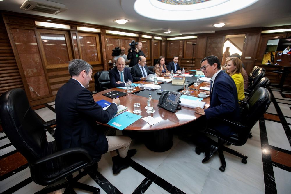 El presidente de Canarias, Fernando Clavijo (i), asiste a la reunión semanal del Consejo de Gobierno.