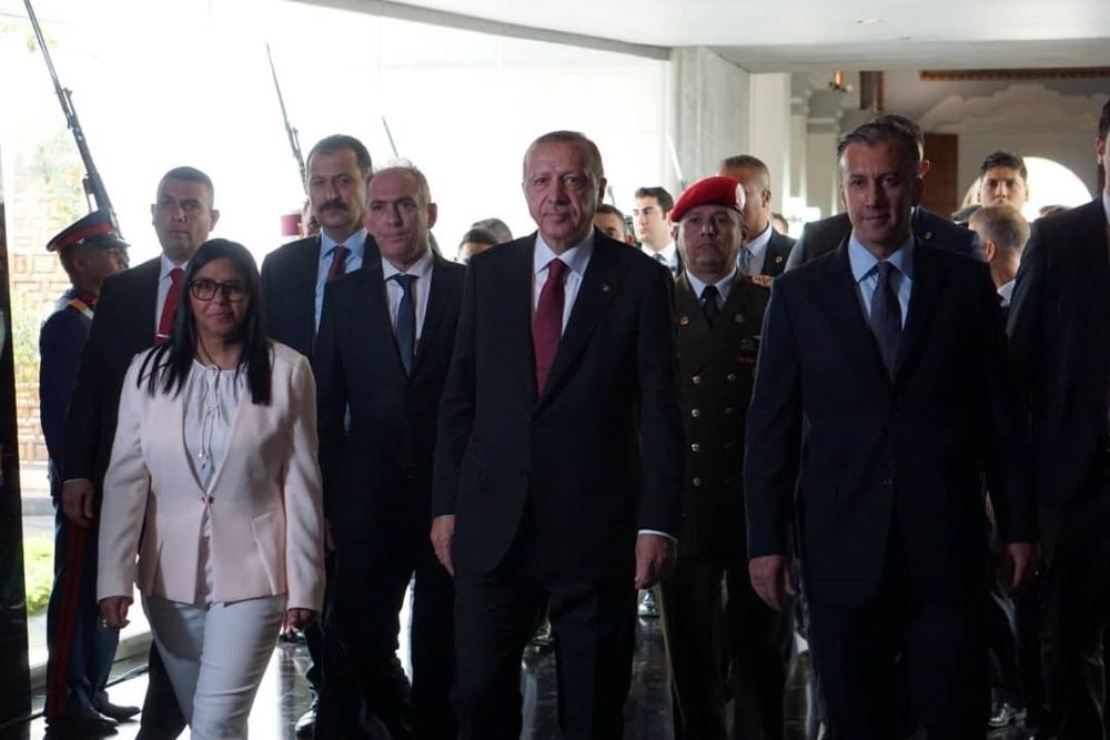 Erdogan (c), acompañado de la vicepresidenta venezolana, Delcy Rodríguez (i), y el vicepresidente económico, Tareck El Aissami (d).