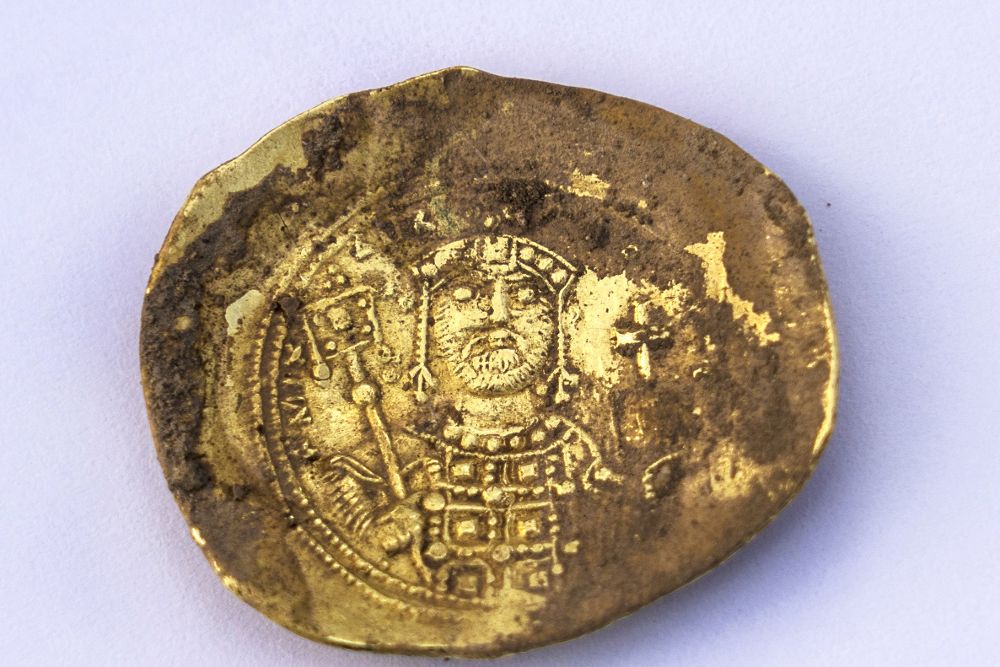 Moneda encontrada en el puerto de Cesárea (Israel). 