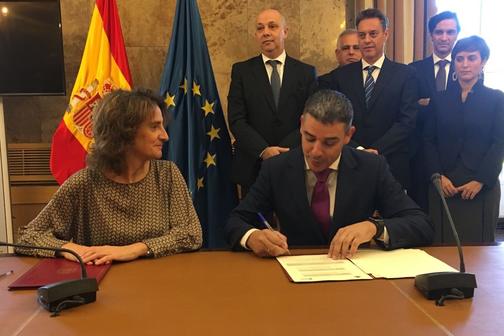 Teresa Ribera y Narvay Quintero firman el protocolo de Obras Hidráulicas. 