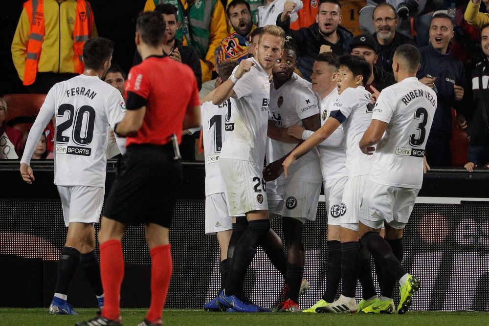 El jugador del Valencia, Batshuayi (c) celebra con sus compañeros el,primer gol marcado ante el CD Ebro, durante el encuentro de vuelta de dieciseisavos de final de la Copa del Rey.
