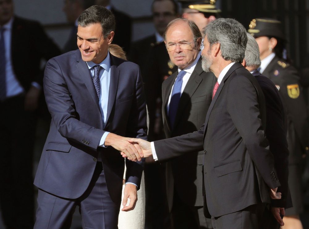 El presidente del Gobierno, Pedro Sánchez, y el del Tribunal Supremo, Carlos Lesmes, se saludan a su llegada al Congreso de los Diputados.