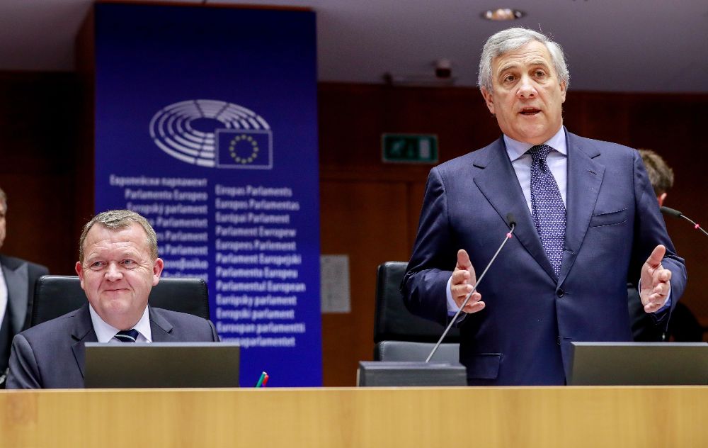 El presidente del Parlamento Europeo, Antonio Tajani (dcha).
