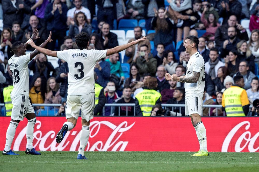 El defensa del Real Madrid Javier Sánchez (d), tras marcar gol.