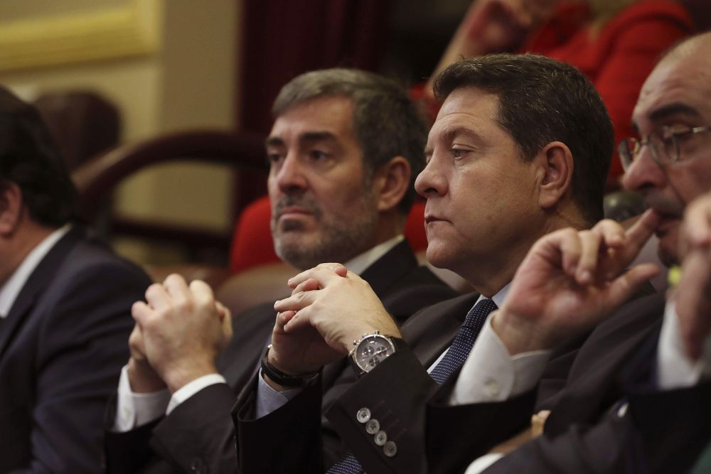 Fernando Clavijo (i) con sus homólogos de Castilla-La Mancha, Emiliano García-Page, y Aragón, Javier Lambán, en la tribuna de invitados del Congreso.