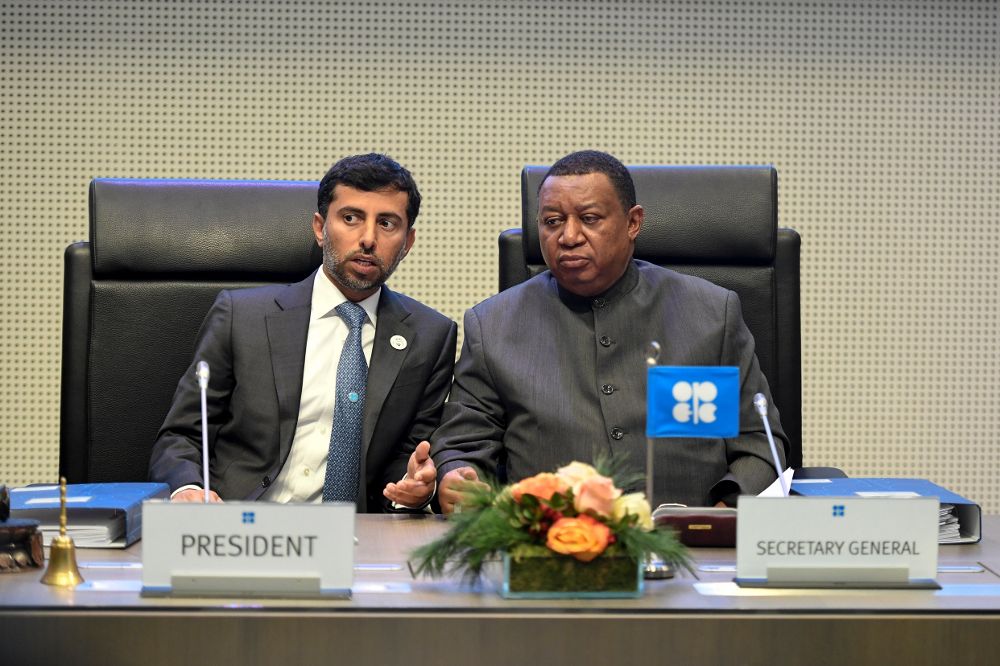Suhail Mohammed Al Mazrouei (zq), ministro de Energía de Emiratos Árabes Unidos y presidente de la Conferencia de la OPEP, conversa con el secretario general de la OPEP, Mohammed Barkidoprior.