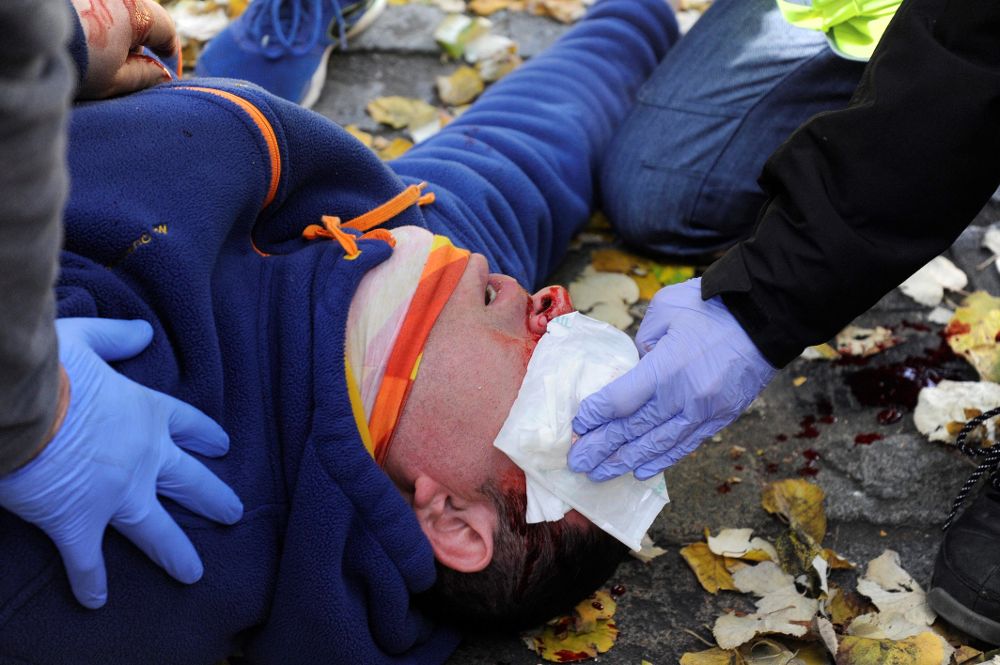 Un manifestante anticonstitucionalista herido durante las cargas policiales recibe atención médica.