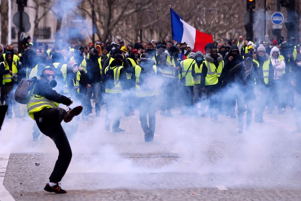 Una de las protestas que se desarrollan hoy, sábado, en las calles de París.