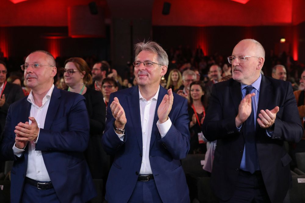De izquierda a derecha, el presidente del Partido de los Socialistas Europeos, Sergei Dmitrievich Stanishev, el secretario general, Achim Post y el candidato Frans Timmermans.