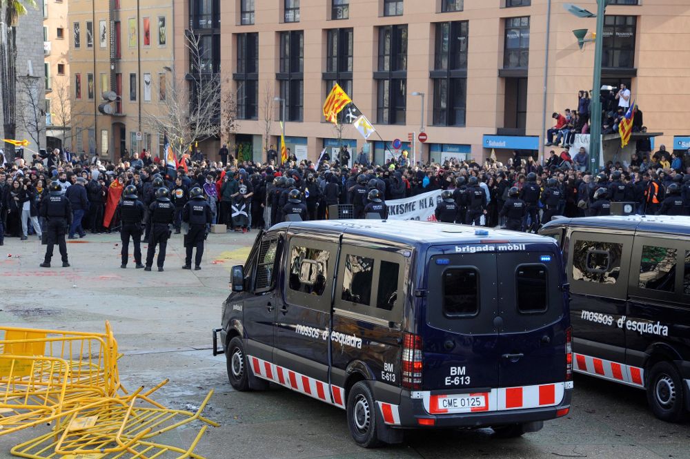Mossos d'esquadra frente a los radicales que reventaron el acto conmemorativo del aniversario de la Carta Magna convocado por el colectivo "Borbonia" en Girona
