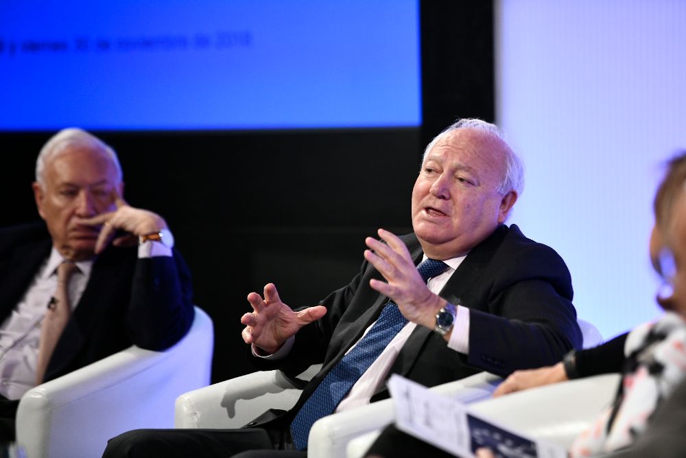 Los exministros de Asuntos Exteriores Miguel Ángel Moratinos (I) y José Manuel García-Margallo participan en el seminario "Una política exterior para el XXI".