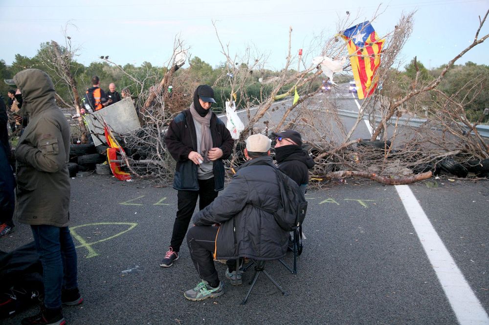 Corte de tráfico organizado por los Comités de Defensa de la República (CDR) en la AP-7 a su paso por L'Ampolla (Tarragona), que dejó bloqueados durante horas a camiones y autocares y provocó varios kilómetros de retenciones, así como momentos de tensión entre conductores e independentistas.