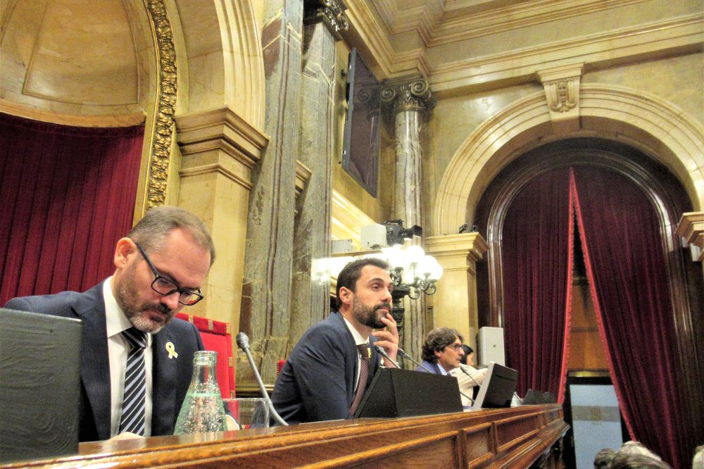 Roger Torrent (c), en la Presidencia del Parlamento catalán.