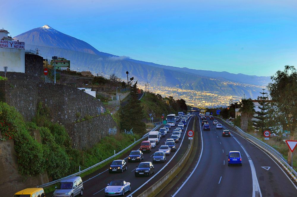 Colas en la autopista del Norte de Tenerife, sentido Santa Cruz, uno de los principales problemas por el parón de las obras en carreteras.