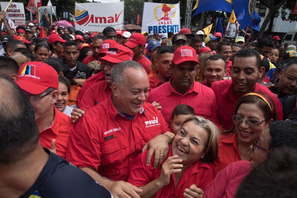 El presidente de la Asamblea Nacional Constituyente, Diosdado Cabello (c), participa junto a cientos de adeptos al chavismo en un acto de conmemoración por los 20 años de la llegada al poder del fallecido presidente venezolano Hugo Chávez, el jueves 6 de diciembre de 2018, en Caracas.