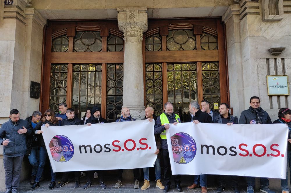 Sindicatos de Mossos protestan ante la Conselleria de Economia pidiendo ver a Aragonès.