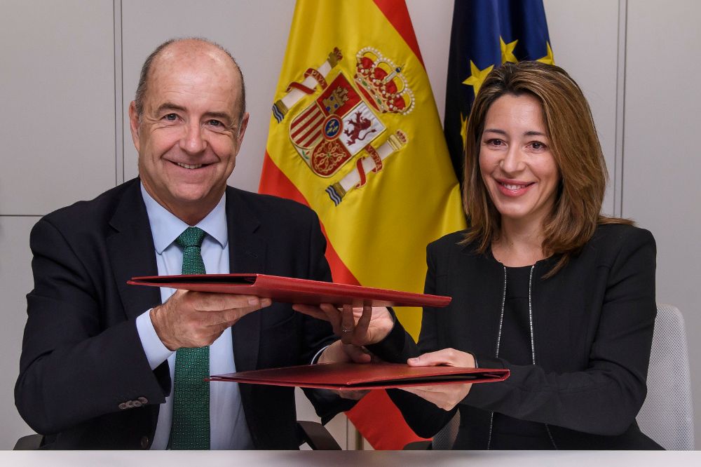 Firma del convenio entre el consejero de Economía, Industria, Comercio y Conocimiento del Gobierno de Canarias y la secretaria de Estado de Comercio.