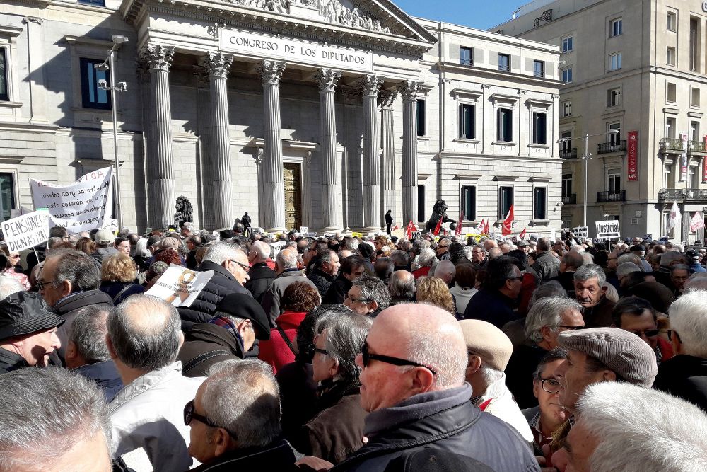Protesta de pensionistas en demanda de una subida de sus haberes ante la puerta del Congreso el mes pasado.