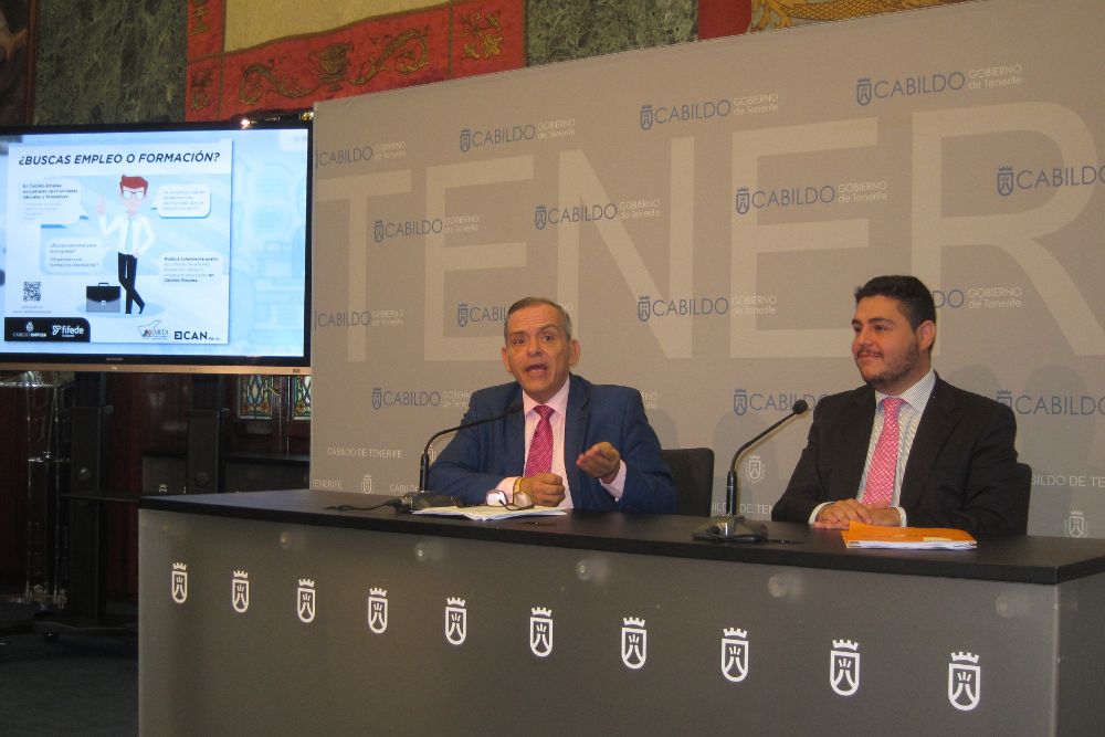 Presentación de la plataforma a cabo del Efraín Medina (i), vicepresidente del Cabildo y resaponsable del área de Empleo, y Leopoldo Benjumea.