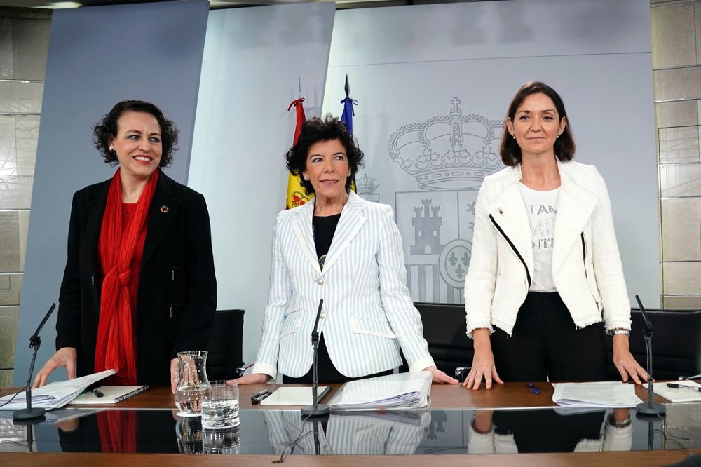 La ministra Portavoz Isabel Celaá (c), la de Trabajo, Magdalena Valerio, y la de Industria Reyes Maroto (d), durante la rueda de prensa posterior a un Consejo de Ministros.