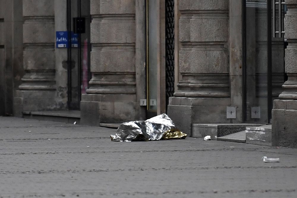 Una manta térmica permanece en el suelo en el lugar donde se produjo un ataque en Estrasburgo.