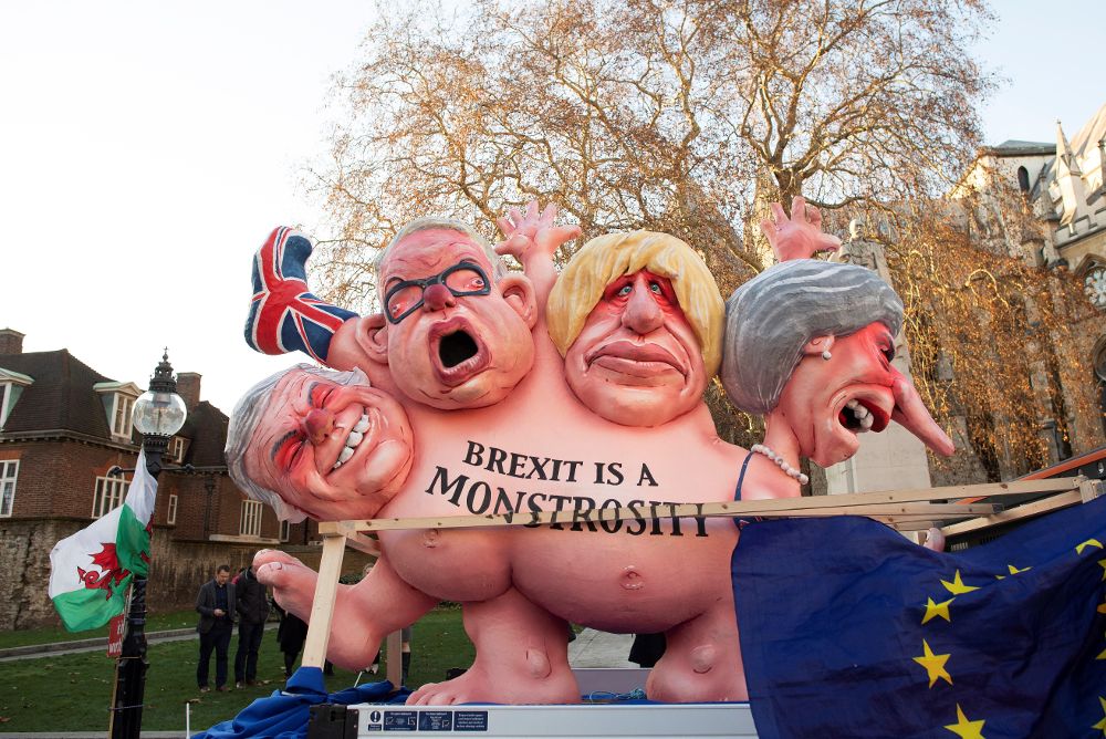 Manifestantes en contra de la salida del Reino Unido de la Unión Europea (UE) protestan en el exterior del Parlamento en Londres (Reino Unido) este 12 de diciembre de 2018. 
