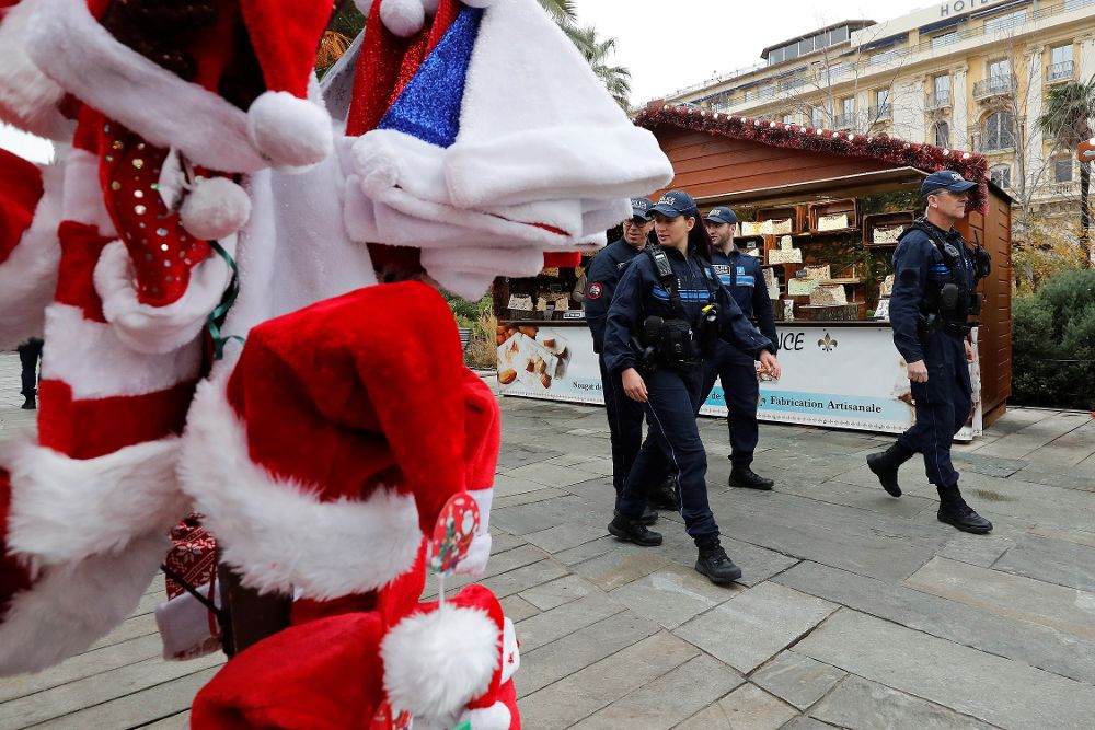 Agentes de la policía francesa montan guardia en el mercado navideño de Niza.