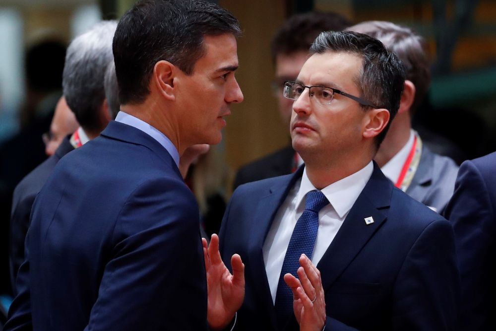 El presidente español, Pedro Sánchez (i), habla con el primer ministro esloveno, Marjan Sarec.