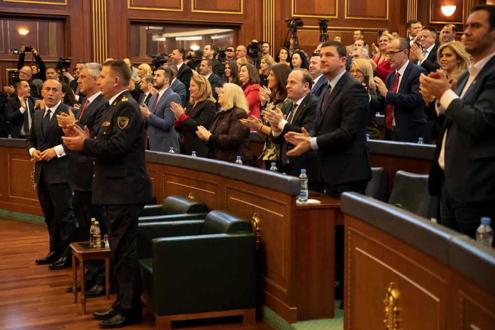 Los diputados kosovares aplauden tras aprobarse en el Parlamento la creación de un ejército propio en Prístina.