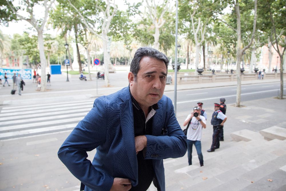 El exalcalde de Sabadell Manuel Bustos llegando a la Audiencia de Barcelona para asistir a la primera jornada del juicio por el caso Mercurio.